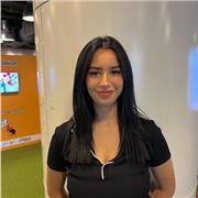 Étudiante prête à aider vos enfants à apprécier réviser.